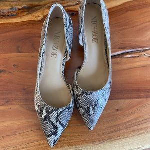NWOT Nic+Zoe snake print, round block heels with side cutout detail, sz 8.5